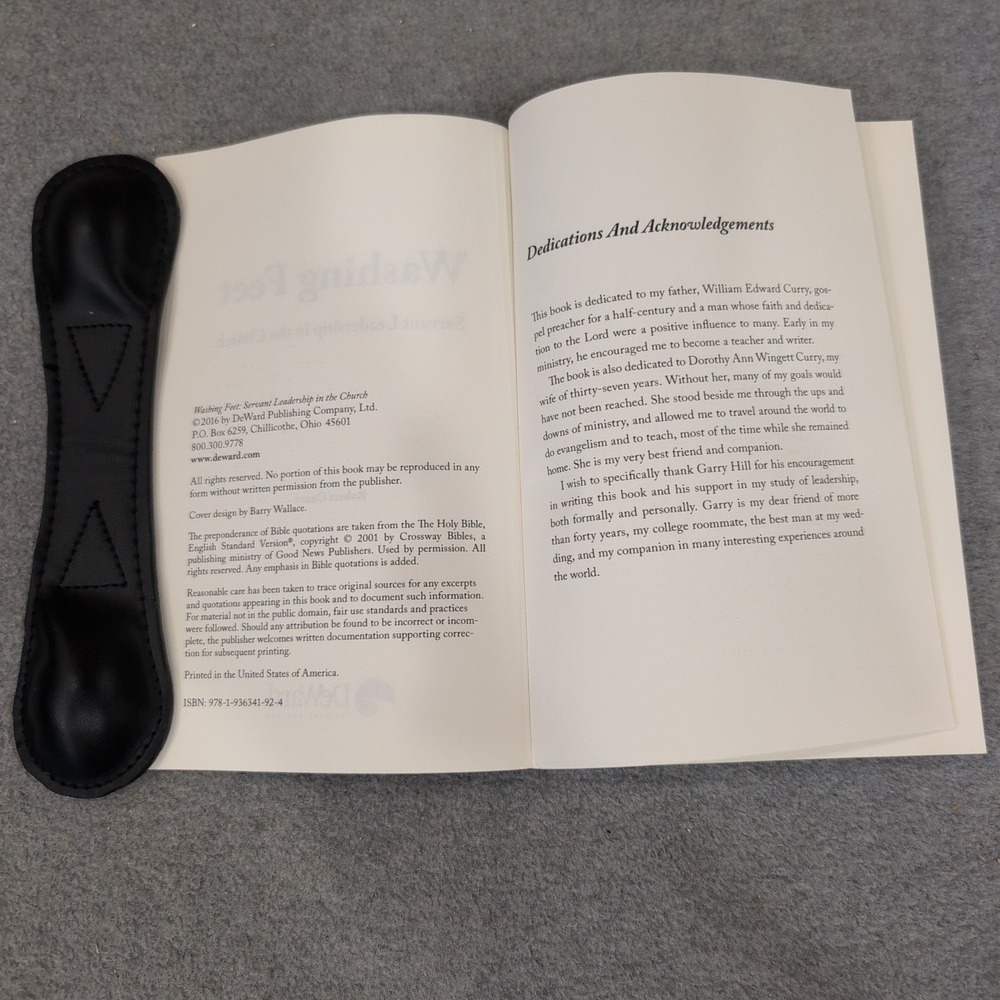 Washing Feet Servant Leadership in the Church Robert Curry Paperback 2016 VG+ - Picture 3 of 4